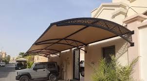 تركيب المظلات بتصاميم وألوان جذابة